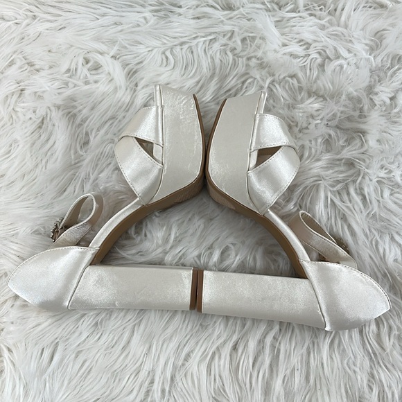 LULUS Crushest White Satin Rhinestone Ankle-Strap Chunky Heels Size 8.5 NEW - Picture 9 of 15